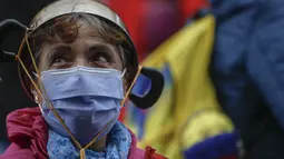 Seorang wanita mengambil bagian dalam protes anti-pemerintah di tengah perayaan Hari Kemerdekaan Kolombia, di Bogota, Selasa (20/7/2021). Warga Kolombia kembali turun ke jalan ketika pemerintah secara resmi mengajukan RUU reformasi pajak $3,95 miliar kepada Kongres. (AP Photo/Ivan Valencia)