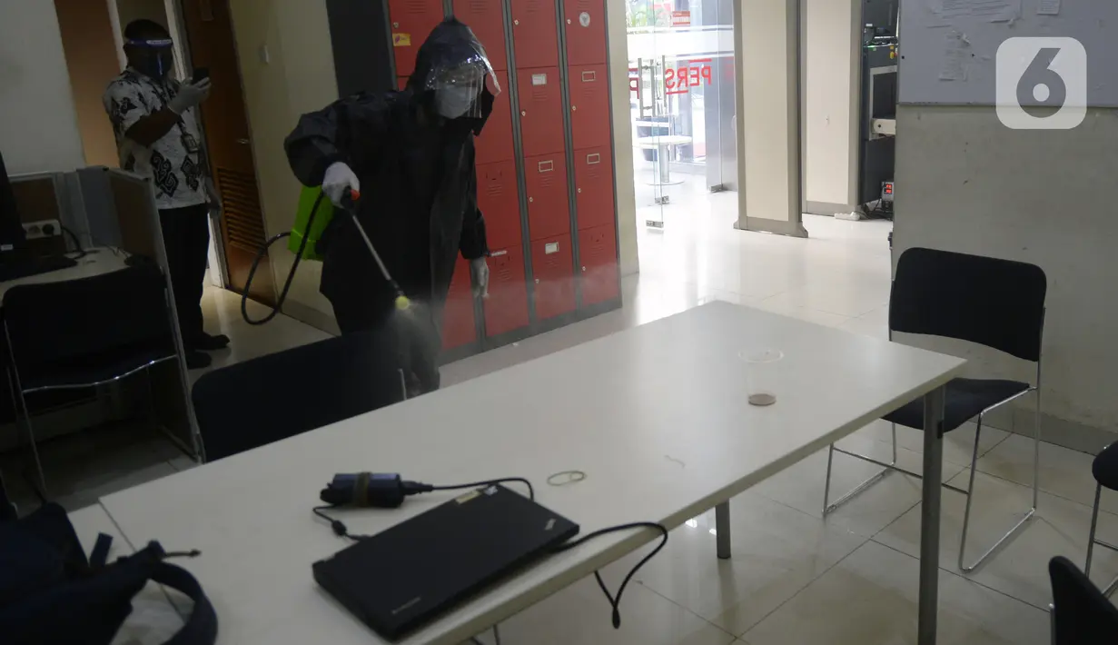 Petugas menyemprotkan cairan disinfektan di Press Room Gedung KPK, Jakarta, Jumat (5/6/2020). Langkah tersebut sebagai upaya preventif pencegahan penularan virus corona COVID-19 jelang new normal di tengah pandemi. (merdeka.com/Dwi Narwoko)