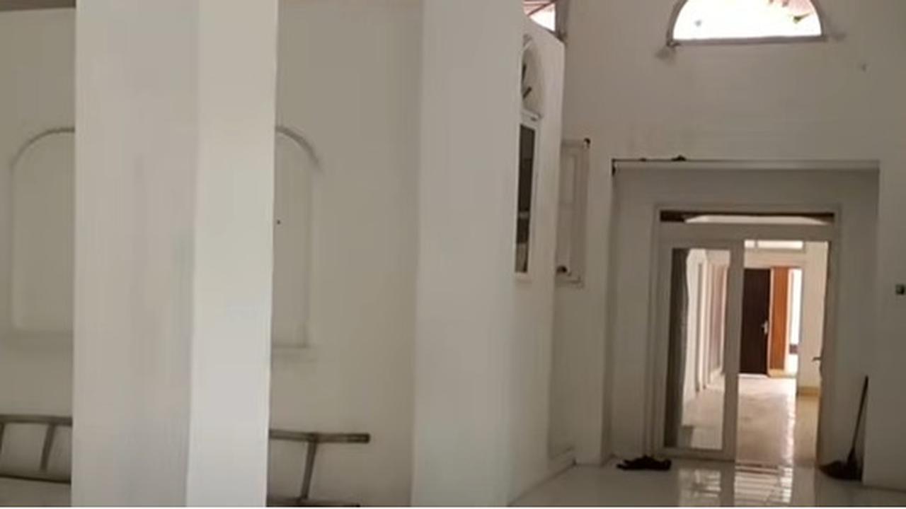 Rumah Mewah Terbengkalai