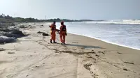 Tim Basarnas Banten bersama tim SAR gabungan menyusuri pesisir Pantai Bokoroy untuk mencari keberadaan salah satu nelayan yang tenggelam (Dok. Humas Basarnas Banten / Nefri Inge)