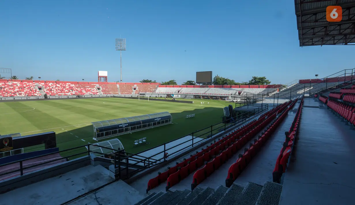 Kondisi Stadion I Wayan Dipta di Gianyar, Bali, Rabu (5/8/2026), sehari menjelang laga final Piala Presiden 2026. Hamparan rumput hijau yang terawat berpadu dengan langit biru cerah menambah kemegahan stadion yang akan menjadi arena final Persebaya Surabaya melawan Persib Bandung serta perebutan tempat ketiga antara Persija Jakarta dan Arema FC. (KLY/Budy Santoso)