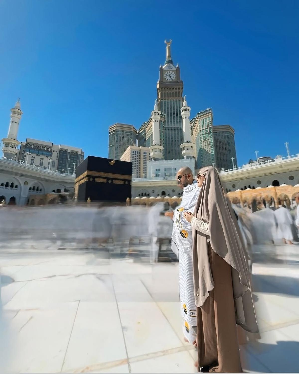 7 Potret Revalina S Temat Umrah Bareng Keluarga, Dua Anak Tampil Kompak dengan Rambut Plontos
