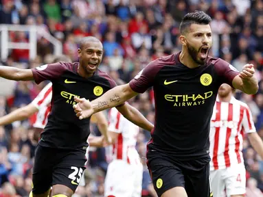 Striker Manchester City, Sergio Aguero, merayakan gol yang dicetaknya ke gawang Stoke pada laga Liga Premier Inggris di Stadion Britannia, Stoke, Inggris, Sabtu (20/8/2016). City menang 4-1 atas Stoke. (Reuters/Carl Recine)
