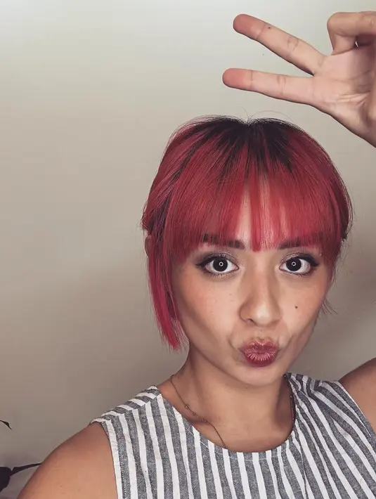 Joanna sengaja memangkas rambut panjangnya menjadi bob. [Instagram/joannaalexandra]