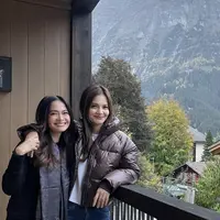 Ersa Mayori dan Cut Tari memiliki gaya fashion yang serupa. Di segala kesempatan, keduanya banyak mengadopsi gaya kasual. [Foto: Instagram/ @Ersa Mayori]