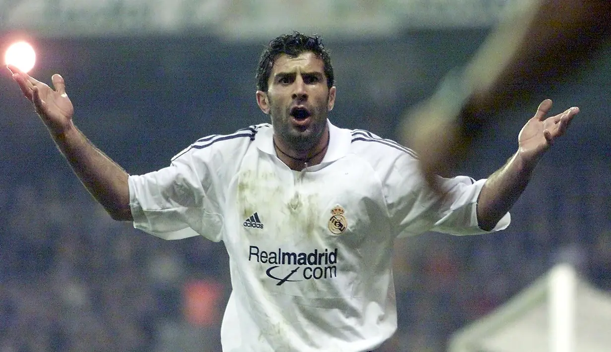Pada tahun 2000, Real Madrid memboyong Figo dengan mahar 62 juta Euro dan memecahkan rekor transfer saat itu. Kepindahan Figo ke Real Madrid memunculkan polemik dan membuat kelompok suporter Barcelona membenci dan menyerang Figo. (AFP/Christophe Simon)
