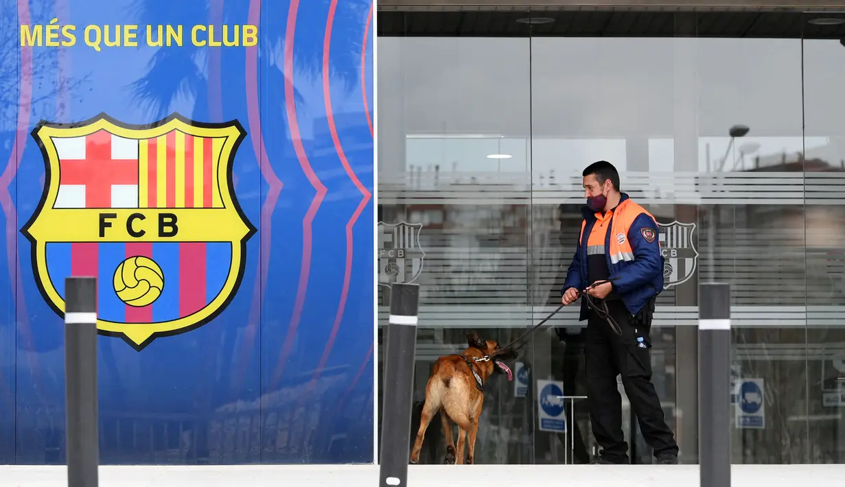 Polisi melakukan penggeledahan di kantor Barcelona atas kasus Barcagate. Empat orang ditangkap termasuk mantan presiden Barca Josep Maria Bartomeu. (AFP/Lluis Gene)