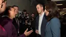 Pangeran William dan Kate Middleton berbincang dengan Kapten West Ham United, Mark Noble saat mengunjungi London Stadium, Rabu (18/10). Kehadiran William dan Kate untuk menghadiri kelulusan 150 peserta magang olahraga di klub tersebut. (AP Photo)