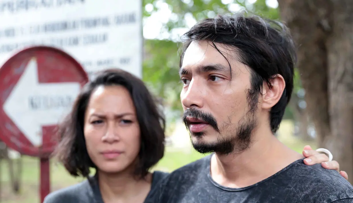 Beberapa waktu lalu, saat mau keluar kota, pasangan ini seperti mendapat firasat. Almarhum melakukan hal yang tidak biasa dilakukan. Abi yakin pelukan dari almarhum merupakan isyarat terakhir sebelum meninggal dunia. (Deki Prayoga/Bintang.com)