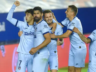 Pemain Atletico Madrid merayakan gol yang dicetak Joao Felix ke gawang Osasuna pada laga lanjutan La Liga pekan ke-29 di Stadion El Sadar, Pamplona, Kamis (18/6/2020) dini hari WIB. Atletico menang telak 5-0 atas Osasuna. (AFP/Ander Gillenea)