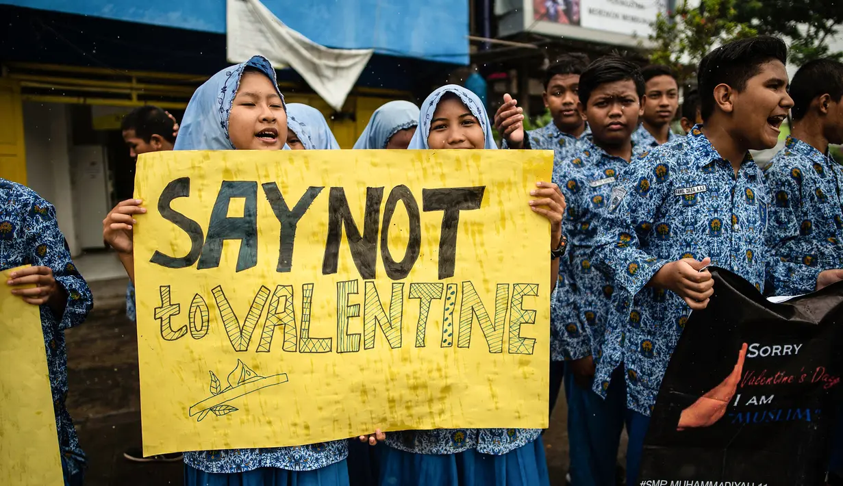 Sejumlah pelajar menggelar demonstrasi menolak perayaan Hari Valentine di Surabaya, Jawa Timur, Kamis (14/2). Penolakan terjadi karena Valentine dinilai mempromosikan pergaulan bebas. (Juni Kriswanto/AFP)