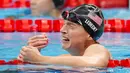 Perenang Amerika Serikat, Katie Ledecky, menangis terharu setelah memenangkan final gaya bebas 1500 meter putri Olimpiade Tokyo 2020. (Foto: AP/Petr David Josek)