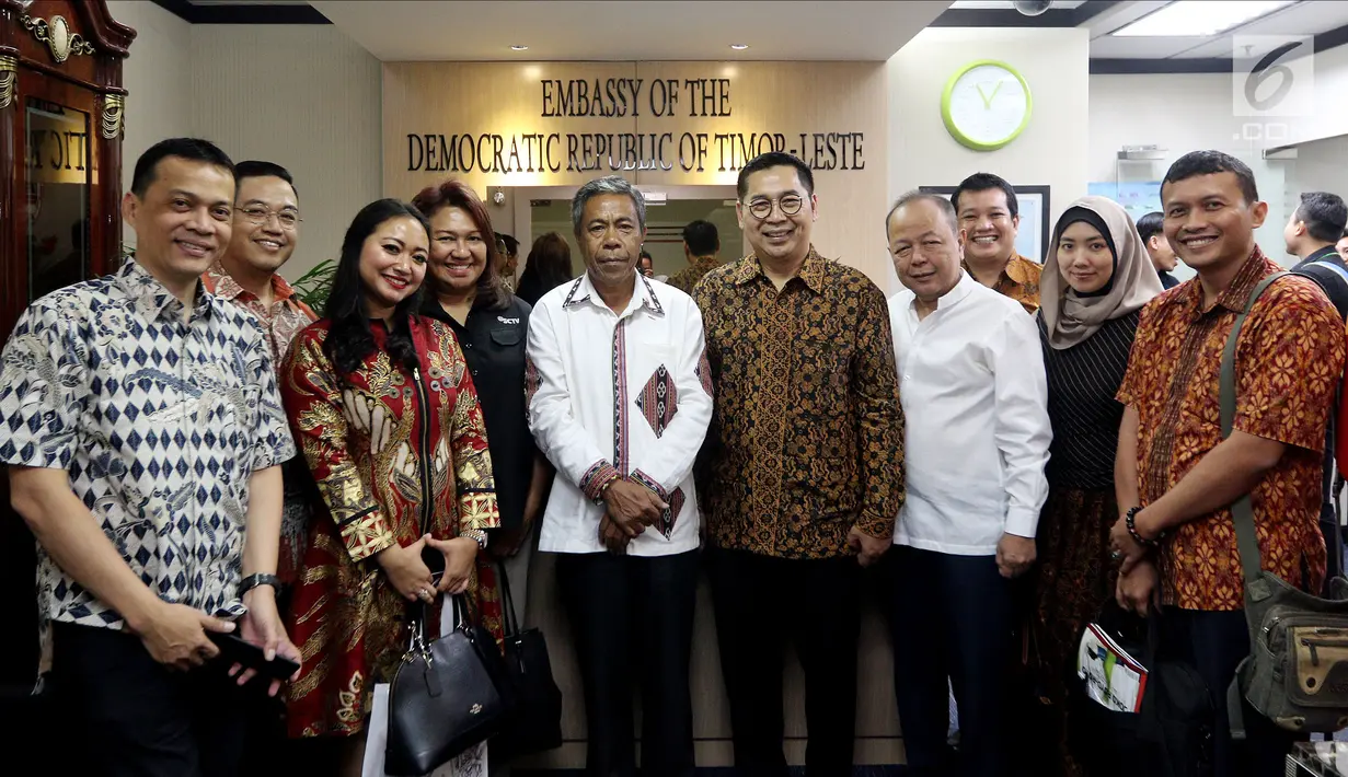 Sekretaris SCM Gilang Iskandar (empat kanan) bersama jajaran EMTEK dan SCM Group bertemu Duta Besar Timor Leste untuk Indonesia Alberto Carlos (tengah) di Jakarta, Kamis (9/8). Pertemuan membahas kerja sama di sektor media. (Liputan6.com/JohanTallo)