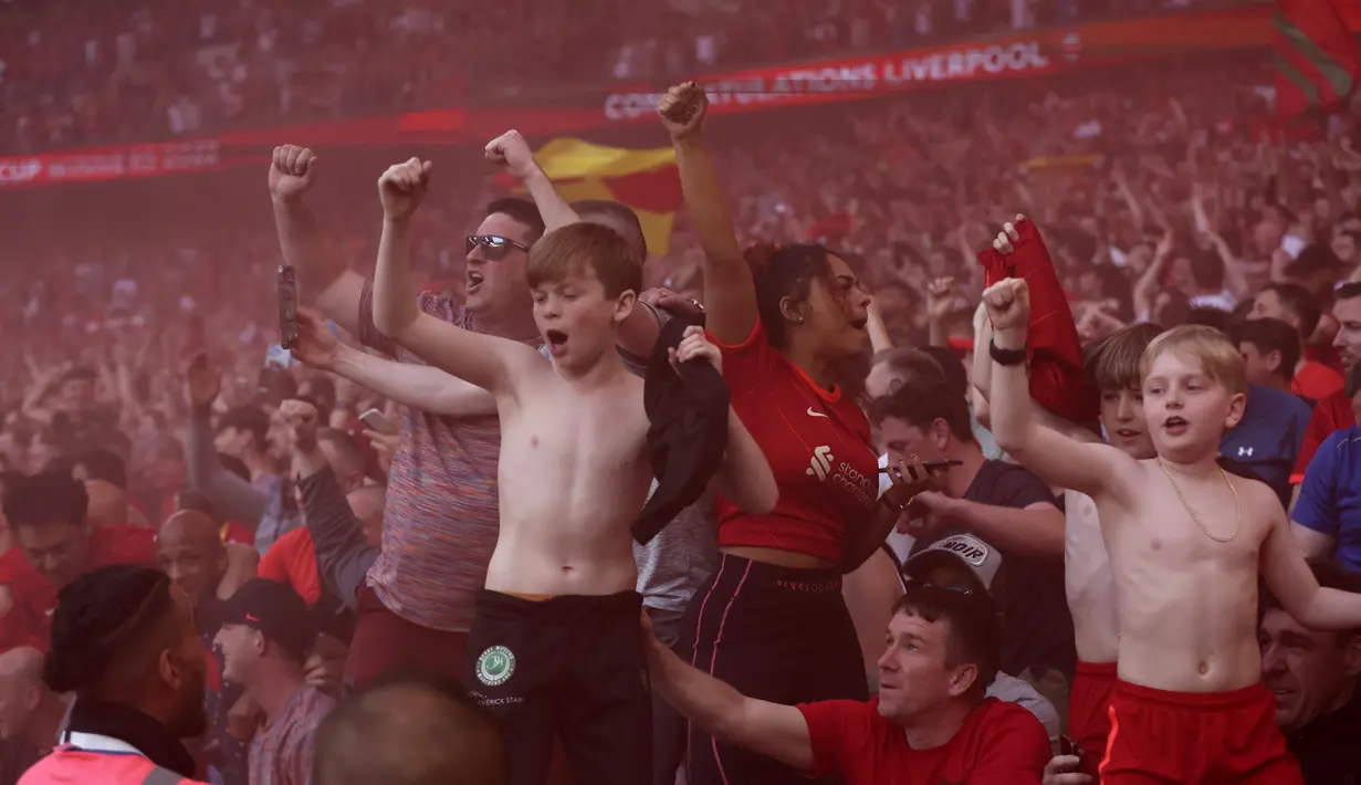 <p>Fans Liverpool merayakan kemenangan setelah timnya atas Chelsea pada partai final Piala FA di Stadion Wembley pada Minggu (16/5/2022) dini hari WIB. Liverpool sukses menjuarai Piala FA 2021/2022 mengalahkan Chelsea lewat adu penalti 6-5. (AP Photo/Ian Walton)</p>