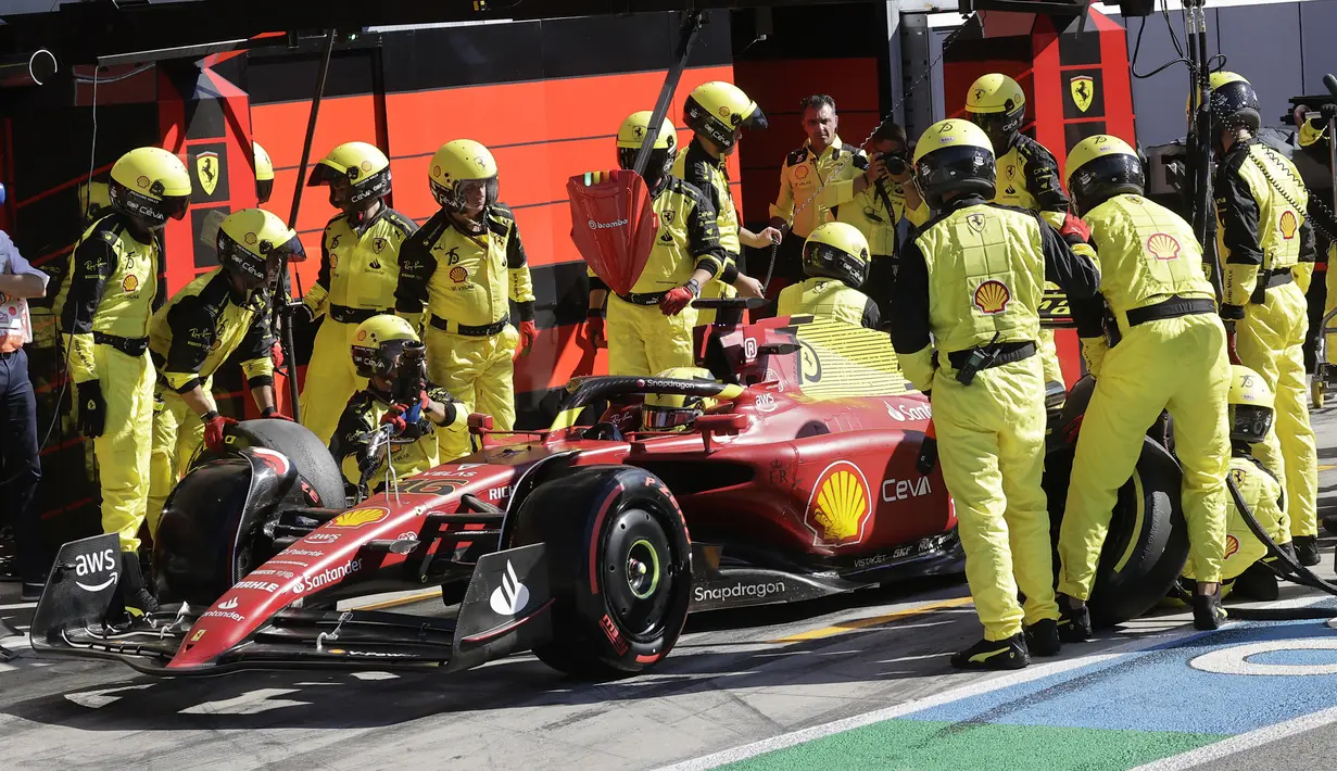 Max Verstappen baru berhasil mengambil alih kendali lomba pada lap ke-33 saat Charles Leclerc memasuki pit stop untuk yang kedua kalinya. (AP/Pool/Ciro De Luca)