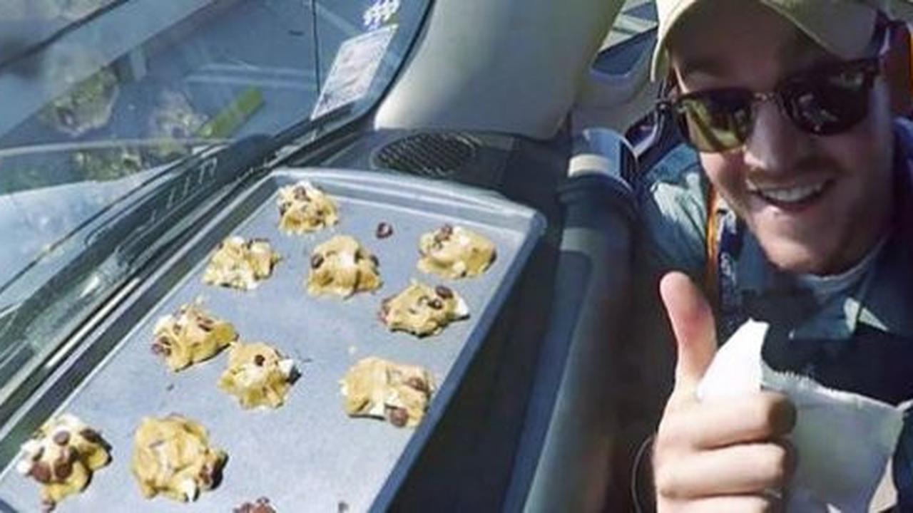 Pria ini bikin kue kering di tengah cuaca panas
