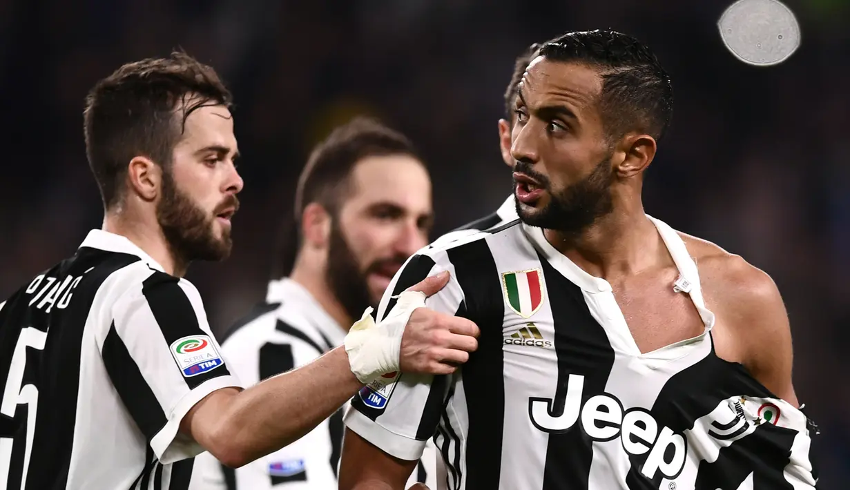 Bek Juventus, Mehdi Benatia ditenangkan oleh timnya usai jerseynya robek ditarik oleh pemain Atalanta Marten de Roon dalam laga lanjutan Serie A Italia pekan ke-28 di Allianz Stadium, Kamis (15/3). Juventus menang 2-0 atas Atalanta. (MARCO BERTORELLO/AFP)