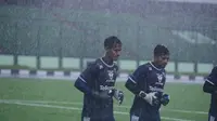 Persib Bandung membatalkan sesi latihan karena hujan yang disertai petir di Stadion Siliwangi, Rabu (2/11/2022). (Bola.com/Erwin Snaz)