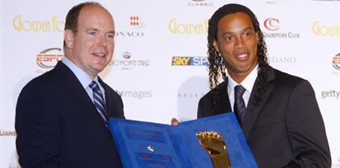 Penyerang AC Milan asal Brasil, menerima pengharagaan Golden Foot 2009 dari Pangeran Albert II di Monaco, 12 Oktober 2009. AFP PHOTO/VALERY HACHE