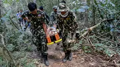 Petugas menggotong turis asal Prancis, Benetulier Lesuffleur (46), dengan tandu di Taman Nasional Khao Yai, Thailand, 1 Januari 2017. Turis wanita itu mengalami luka setelah digigit seekor buaya saat berfoto selfie di taman nasional tersebut. (HO/AFP)