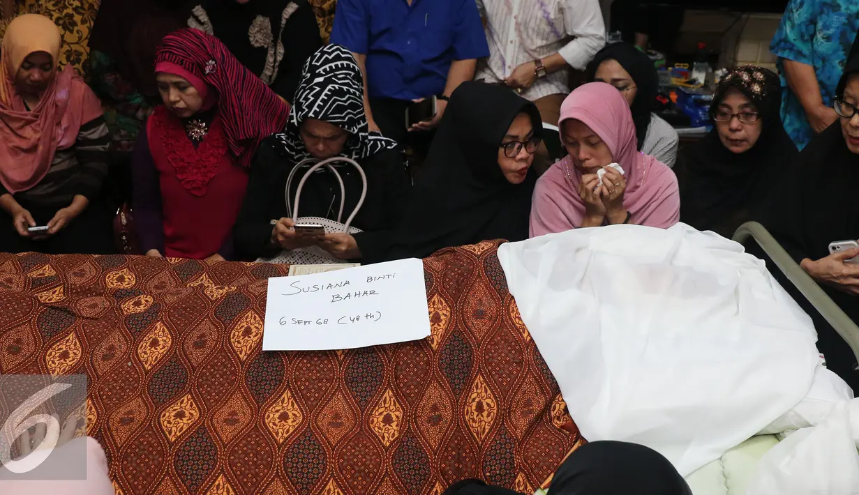Sejumlah kerabat berkumpul di dekat jenazah Istri Tukul Arwana, Susiana, Jakarta, Selasa (23/8). Susiana dikabarkan meninggal lantaran sesak nafas dan sempat dibawa ke RS. Brawijaya Jaksel. (Liputan6.com/Herman Zakharia)