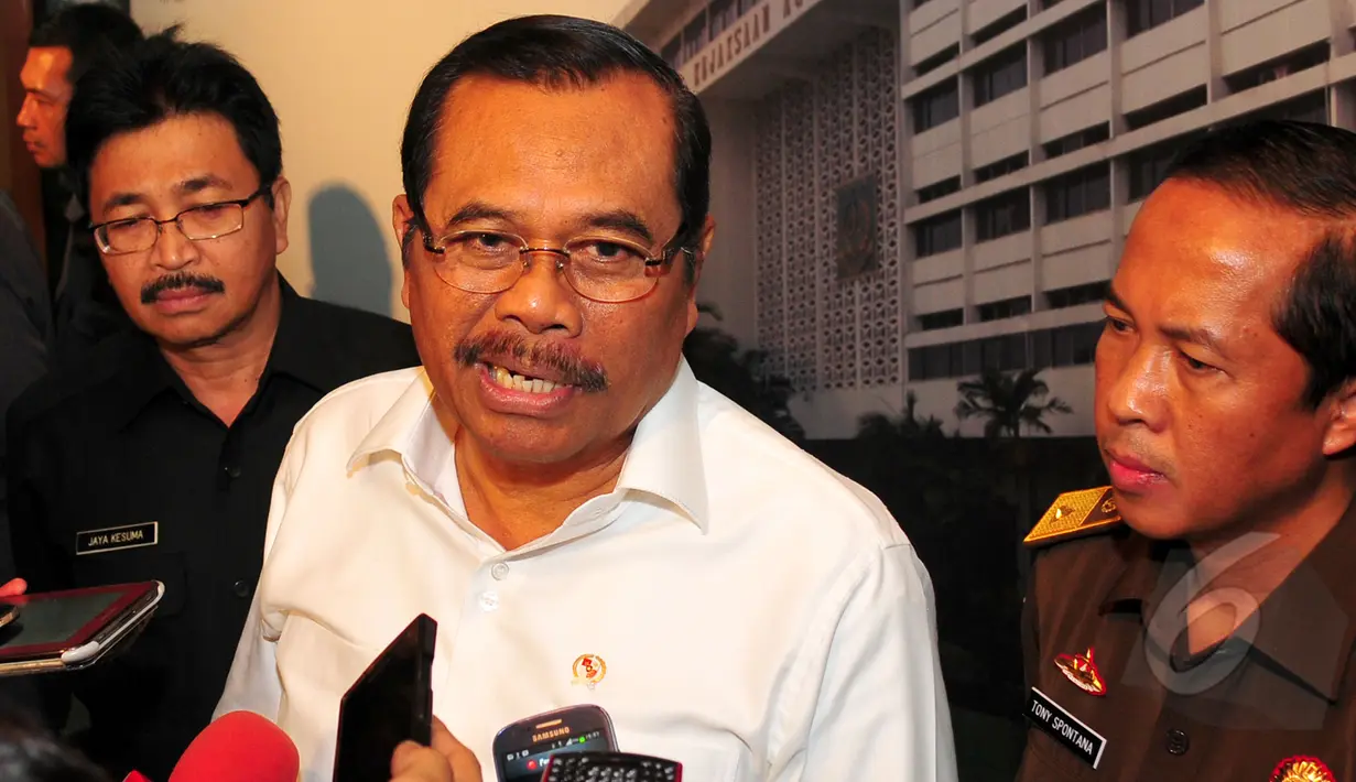Jaksa Agung HM Prasetyo memberikan keterangan pers terkait pertemuan tertutup yang membahas pelanggaran HAM berat masa lalu di Kejaksaan Agung, Jakarta, Selasa (21/4/2015). (Liputan6.com/Yoppy Renato)
