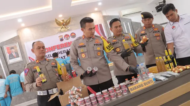 Kapolres Pemalang AKBP Yovan Fatika Handhiska Aprilaya saat konferensi pers di Aula Tribrata