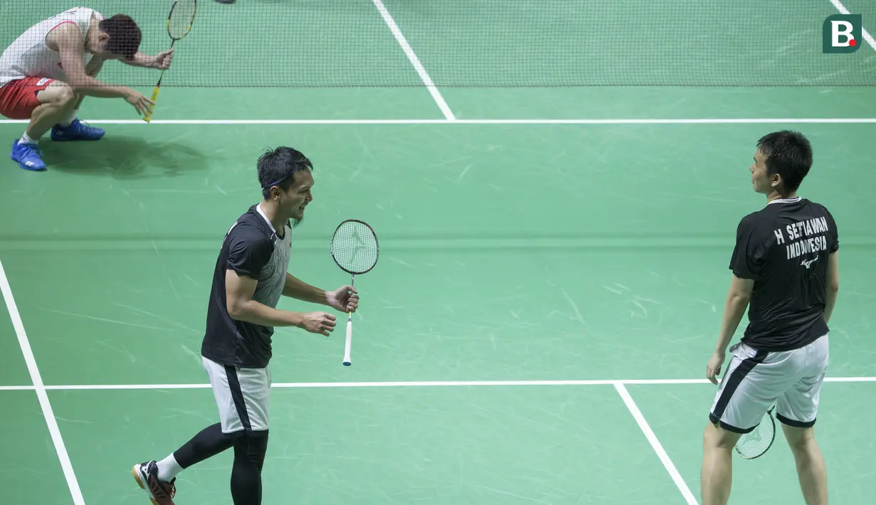 Aksi ganda putera Hendra Setiawan / Mohammad Ahsan pada semifinal Indonesia Open 2019 di Istora Senayan, Jakarta, Sabtu (20/7/2019).

(Bola.com/Peksi Cahyo)