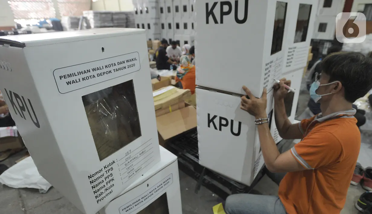 Petugas menulis nomor TPS dalam kotak suara di Gudang Logistik KPU, Depok, Senin (23/11/2020). KPU Kota Depok telah menerima sebanyak 1.262.051 surat suara yang dicetak untuk Pilkada 2020 sesuai jumlah daftar pemilih tetap (dpt) ditambah 2,5 persen cadangan. (merdeka.com/Arie Basuki)