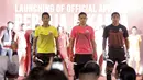 Kiper Persija Jakarta pamer Jersey terbaru pada Launching Official Apparel di Springhill, Kemayoran, Jakarta (2/2/2018). Persija Jakarta menggandeng Specs sebagai penyuplai apparel Macan Kemayoran musim 2018/2019. (Bola.com/Nick Hanoatubun)