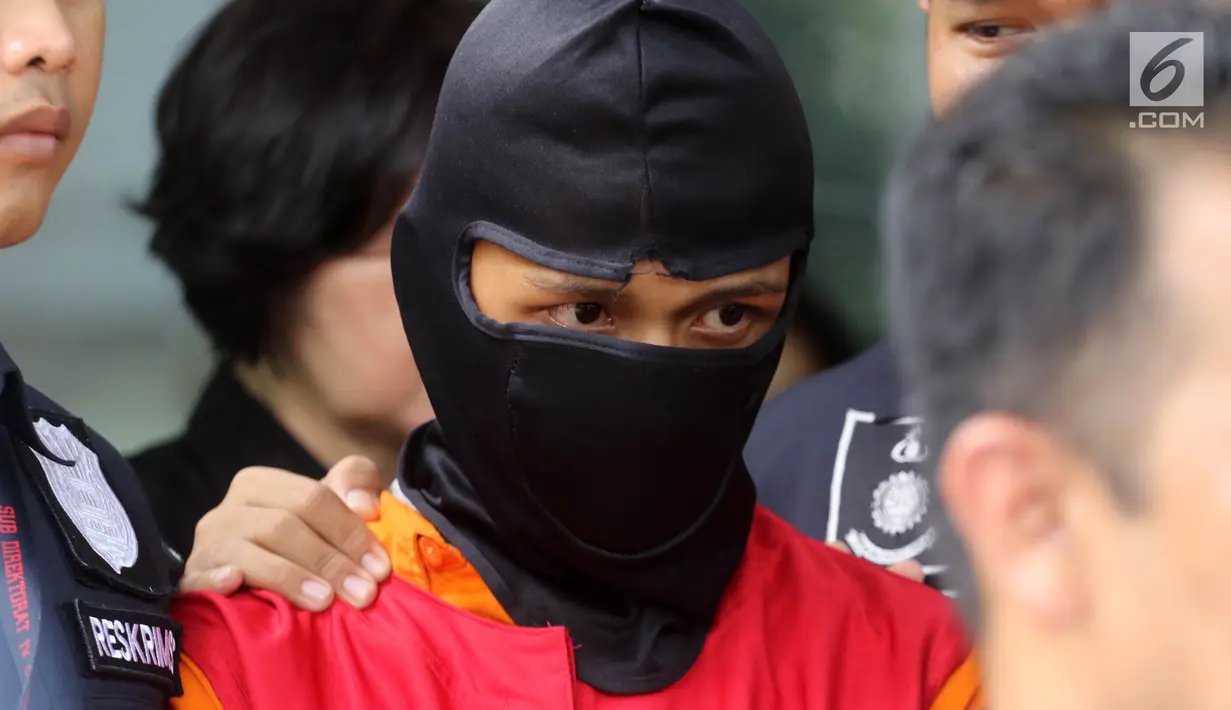 Tersangka kasus penipuan yang mengaku sebagai karyawan bank dihadirkan polisi saat rilis di Reskrimum Polda Metro Jaya, Jakarta, Kamis (22/3). (Liputan6.com/Arya Manggala)
