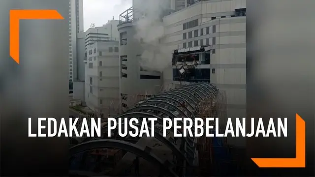 Sebuah ledakan terjadi di Mal Taman Anggrek. Video amatir warga beredar merekam detik-detik asap dari ledakan terjadi.