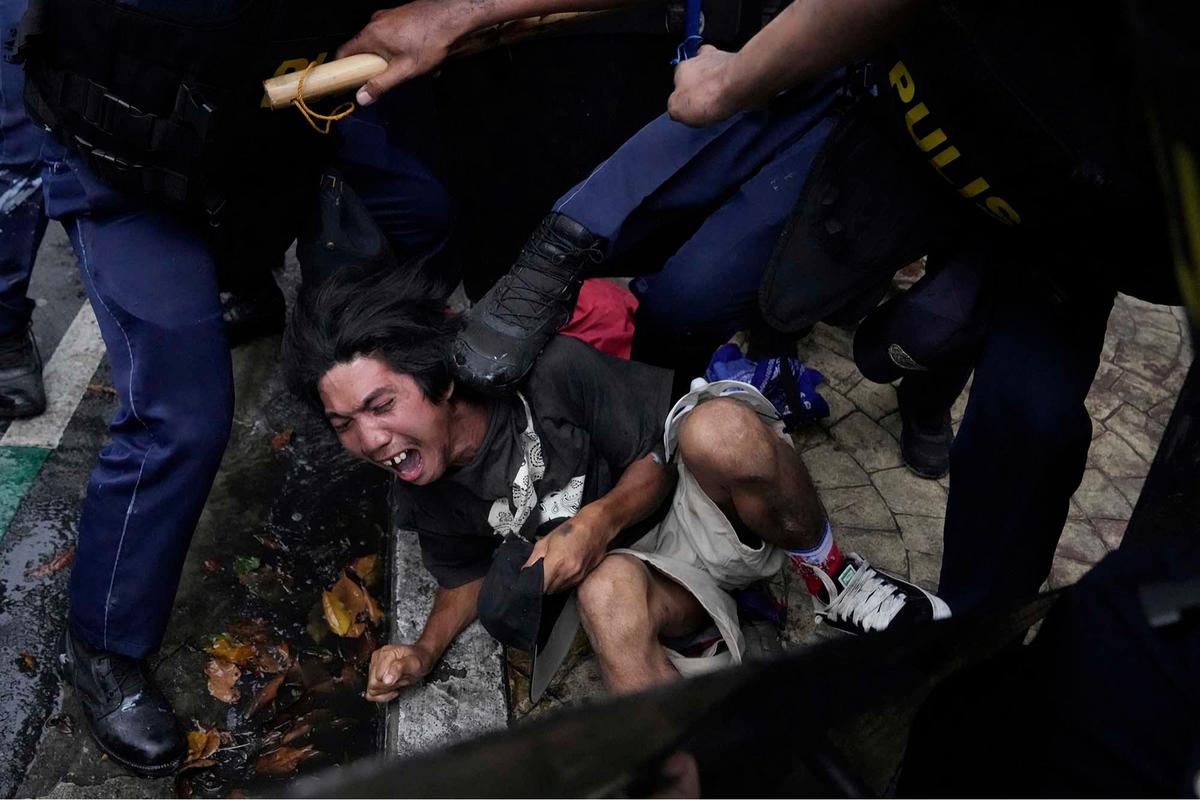 FOTO: Bentrokan di Manila,  49 Orang Ditangkap dalam Aksi Antikorupsi Filipina