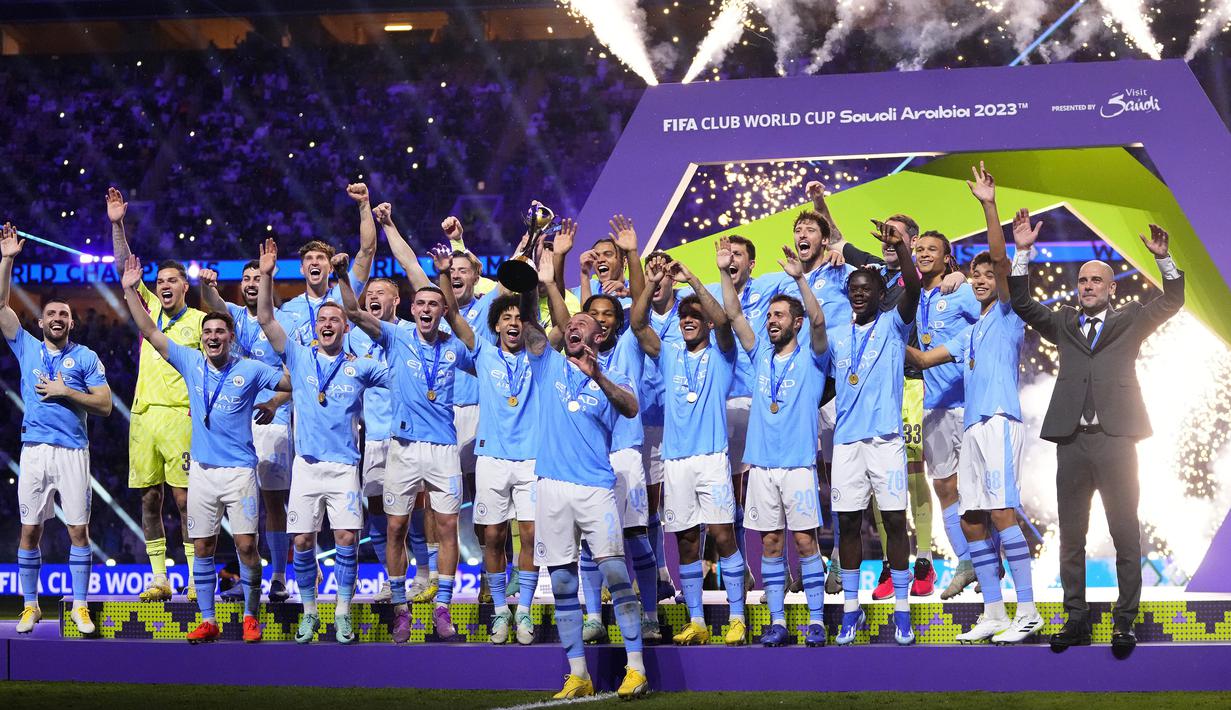 Pemain Manchester City, Kyle Walker mengangkat trofi setelah timnya berhasil menjuarai Piala Dunia Antarklub 2023 di King Abdullah Sports City, Jeddah, Arab Saudi, Sabtu (23/12/2023) dini hari WIB. Manchester City menang dengan skor 4-0. (AP Photo/Manu Fernandez)