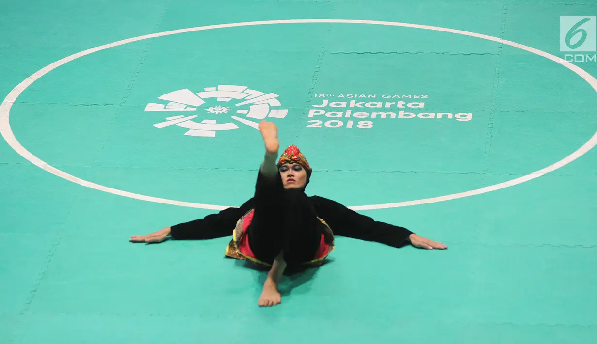 Pesilat Indonesia, Puspa Arumsari tampil dalam final nomor seni tunggal putri Asian Games 2018 di Padepokan Pencak Silat, TMII, Senin (27/8). Puspa Arumsari menyabet medali emas setelah mengumpulkan total nilai 467. (Merdeka.com/Arie Basuki)