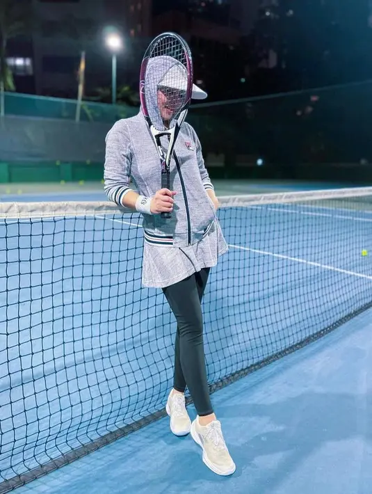 Beberapa kali ia juga memadukannya rok tenisnya dengan jaket. @princessyahrini.