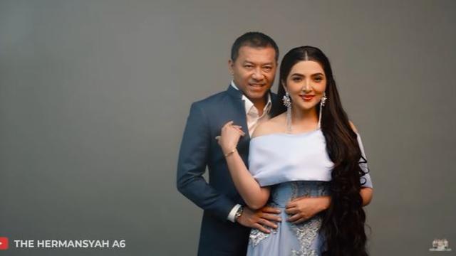 6 Pemotretan Keluarga The Hermansyah, Gaya Rambut Ashanty Curi Perhatian
