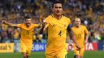 Penyerang Australia, Tim Cahill (tengah) merayakan golnya ke gawang Suriah pada laga kualifikasi Piala Dunia 2018 di  Sydney (10/10/2017). Australia menang 2-1  pada leg kedua tersebut. (AFP/William West)