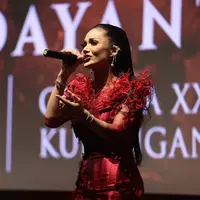 Penyanyi diva Indonesia, Kris Dayanti, tampil membawakan lagu berjudul Aku Bangkit secara live dalam acara peluncuran Trailer & Original Soundtrack film Suamiku Lukaku yang digelar pada 13 Maret 2026. (Foto: Busan)