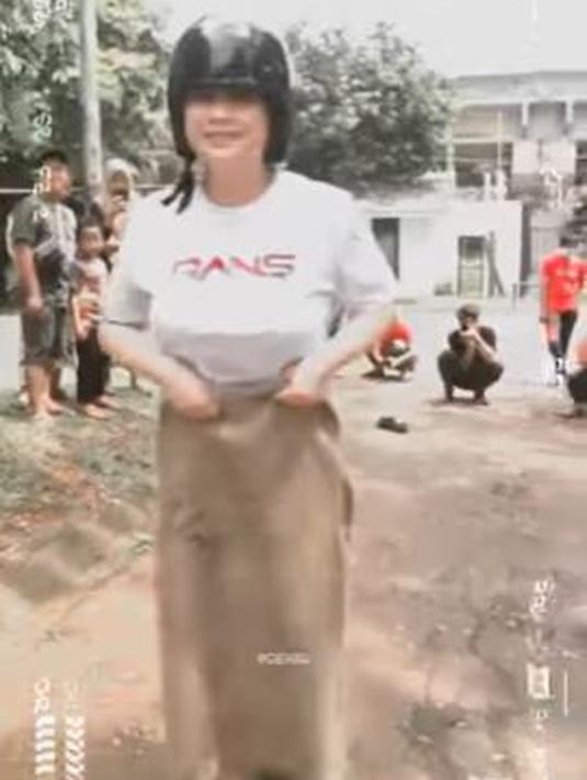 Nagita Slavina, ikut lomba balap karung dengan helm. Ia kalah karena ribet dengan helmnya yang tak bisa masuk kepalanya. (Foto: Instagram/@chevirgo)