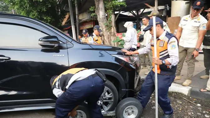 Razia Parkir Liar di Senopati, Mobil Diderek hingga Dicabut Pentil