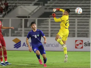 Timnas Indonesia U-20 yang diproyeksikan untuk ajang Piala Dunia U-20 2025 menelan kekalahan kedua pada laga uji coba internasional. Setelah sebelumnya menyerah 1-2 dari Thailand U-20 (26/1/2024), Timnas Garuda Muda kemnbali kalah dari Uzbekistan U-20 dengan skor 2-3 di Stadion Madya, Senayan, Jakarta, Selasa (30/1/2024). Ketiga gol yang bersarang di jala gawang Timnas Indonesia U-20 semua tercipta akibat kelengahan para pemain di menit-menit awal dan akhir pertandingan. Gol pertama terjadi pada menit ke-4, gol kedua lima menit menjelang babak pertama usai dan gol ketiga terjadi pada menit ke-87. Sementara dua gol Timnas Indonesia U-20 dihasilkan oleh Muhammad Kafiatur Rizky (32') dan Arlyansyah Abdulmanan (73'). (Bola.com/M Iqbal Ichsan)