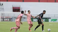 Penyerang asing PSS Sleman, Wander Luiz berusaha lepas dari kawalan gelandang Madura United, Slamet Nurcahyo (Dok. PSS Sleman)