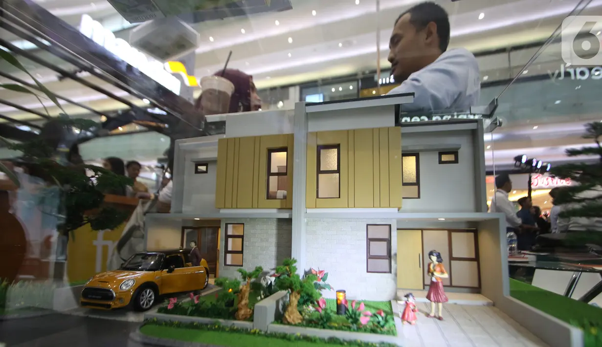 Pengunjung mengamati miniatur rumah pada pameran properti Mandiri Fiesta Expo di Jakarta, Selasa (12/11/2019). Pameran ini menawarkan promo khusus untuk nasabah Mandiri Group dan nasabah Sinar Mas Land yaitu suku bunga KPR mulai dari 4,5 persen fixed satu tahun. (Liputan6.com/Angga Yuniar)