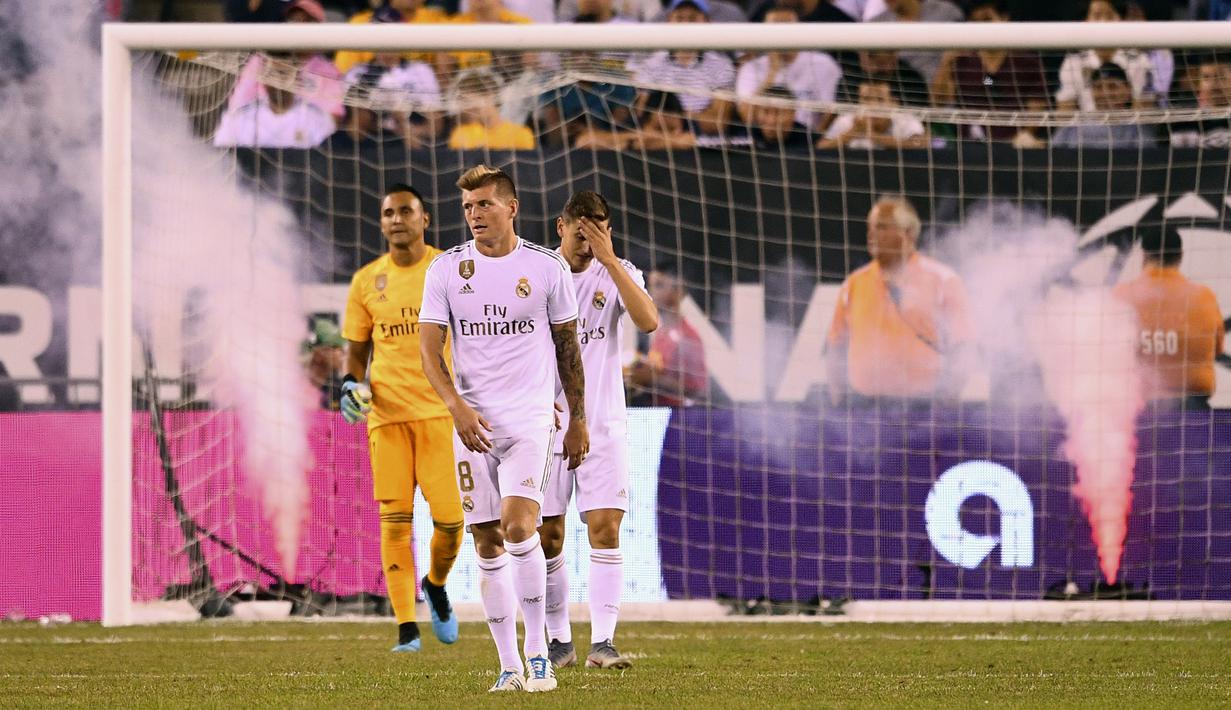 Gelandang Real Madrid, Toni Kroos kecewa ketika Atletico Madrid mencetak gol ke tujuh selama laga International Champions Cup 2019 di Arena Stadium Metlife, New Jersey (27/7/2019). Atletico menang telak 7-3 atas Real Madrid. (AFP Photo/Johannes Eisele)