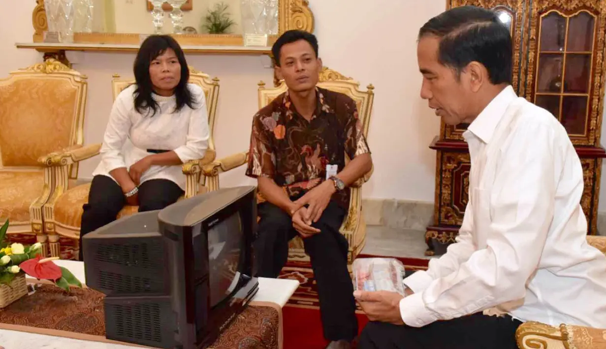 Muhammad Kusrin bersama istrinya diterima Presiden Joko Widodo di Istana Merdeka, Senin (25/1/2016). Jokowi melihat TV hasil karya Kusrin (Foto : Agus Suparto)