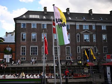 Sebuah gambar yang diambil di Kopenhagen pada 28 Juni 2022 menunjukkan bendera balap sepeda Tour de France 2022. Lomba balap sepeda Grand Tour paling terkemuka Tour de France (TdF) 2022 akan bermula di Copenhagen, Denmark sebagai tuan rumah untuk tiga etape awal pada Jumat, 1 Juli 2022. (Anne-Christine POUJOULAT / AFP)