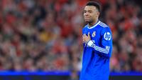 Penyerang Real Madrid asal Prancis, Kylian Mbappe, bereaksi setelah gagal memanfaatkan peluang gol selama pertandingan leg pertama babak play-off babak gugur Liga Champions UEFA antara SL Benfica dan Real Madrid CF di Estadio da Luz di Lisbon pada 17 Februari 2026. Kylian Mbappe, yang menderita cedera lutut kiri sejak Desember 2025, saat ini berada di Paris bersama staf medis Real Madrid untuk "menilai perkembangan" cederanya, tetapi tidak ada "operasi" yang direncanakan "pada tahap ini", AFP mengetahui pada 2 Maret 2026, dari rombongan striker Prancis tersebut.
(PATRICIA DE MELO MOREIRA/AFP)