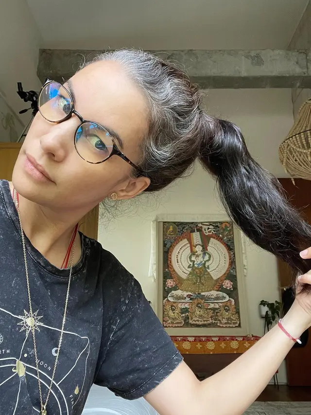6 Potret Nadya Hutagalung Pamer Rambut Beruban, Tetap Memesona