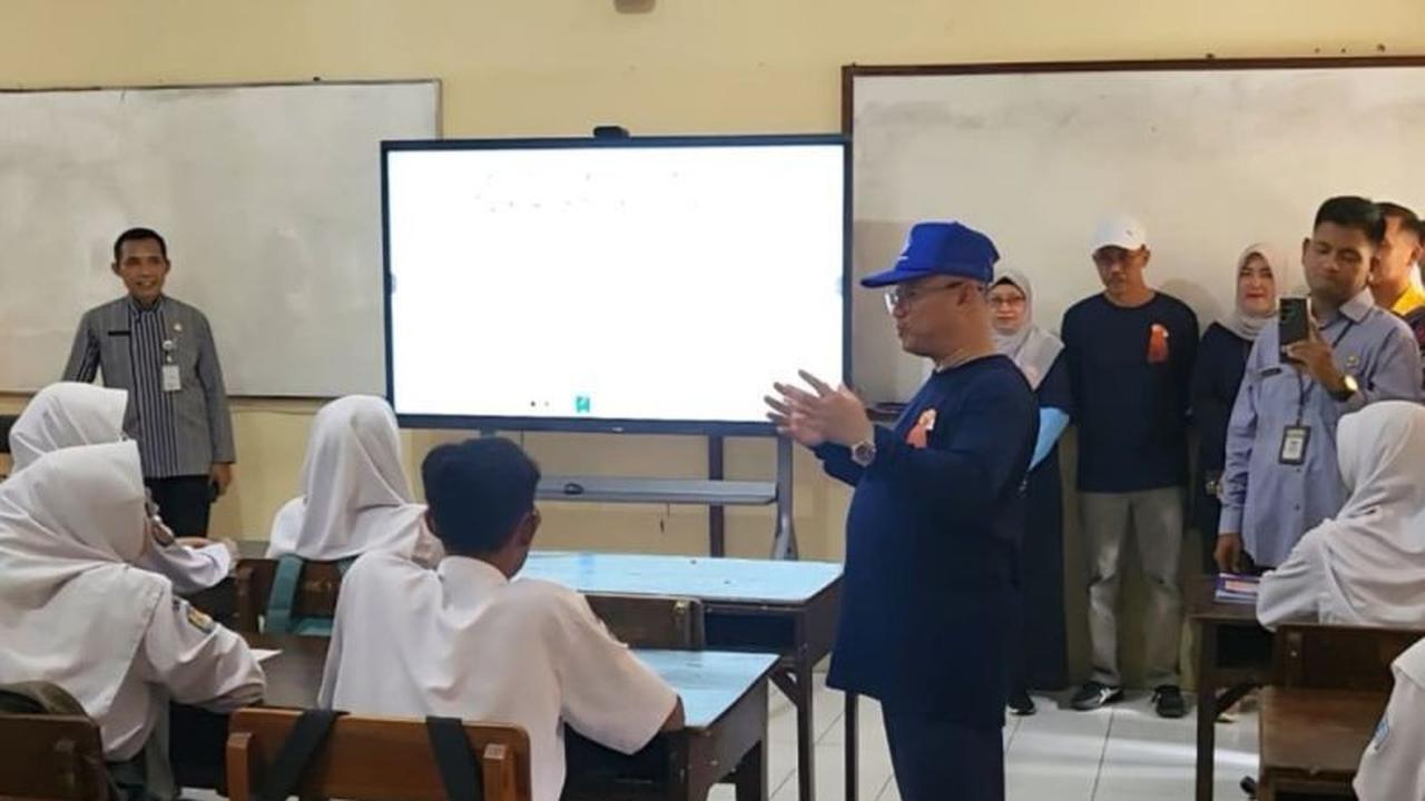 Tahukah Anda? Mendikdasmen Targetkan Distribusi Papan Interaktif Tuntas Desember 2025!